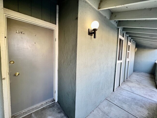 Building Photo - Updated Upstairs 2 Bedroom 2 Bath Northsho...