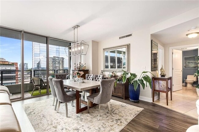 Foto del edificio - 700 Park Regency Pl NE