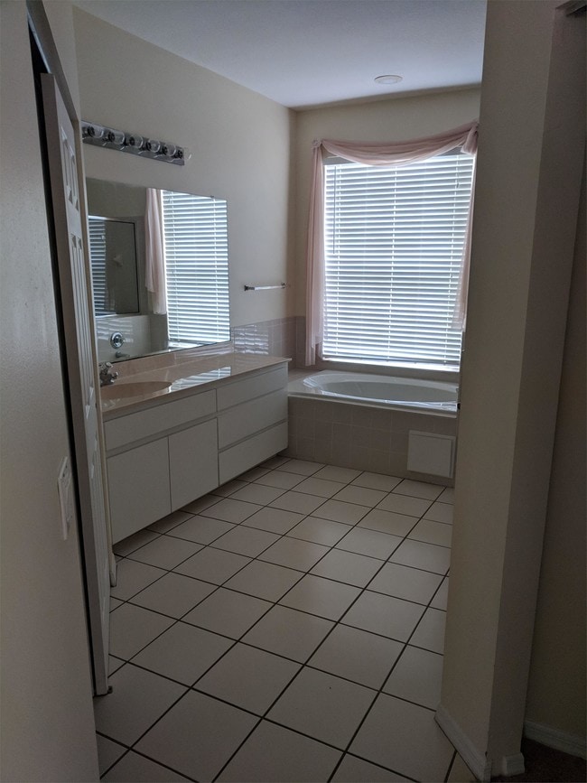 Building Photo - 225 W Romany Loop