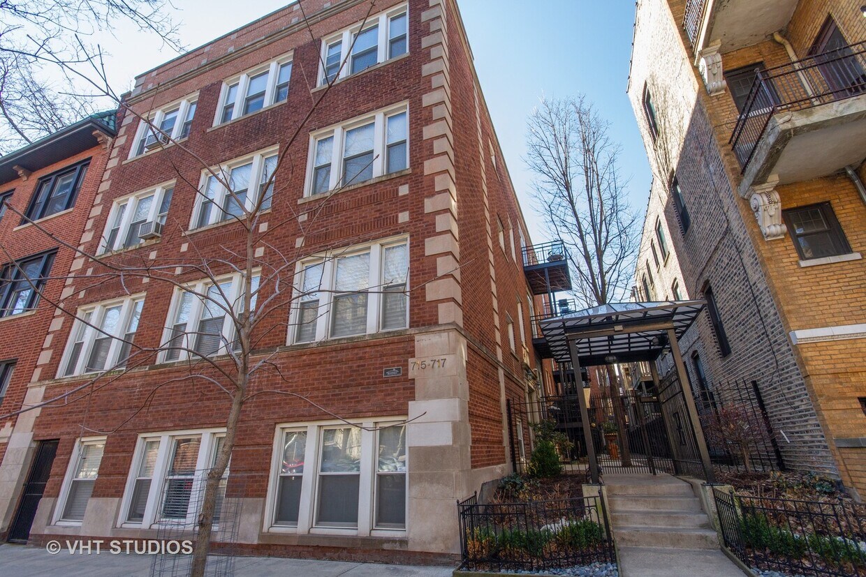 Primary Photo - 715 W Barry Ave