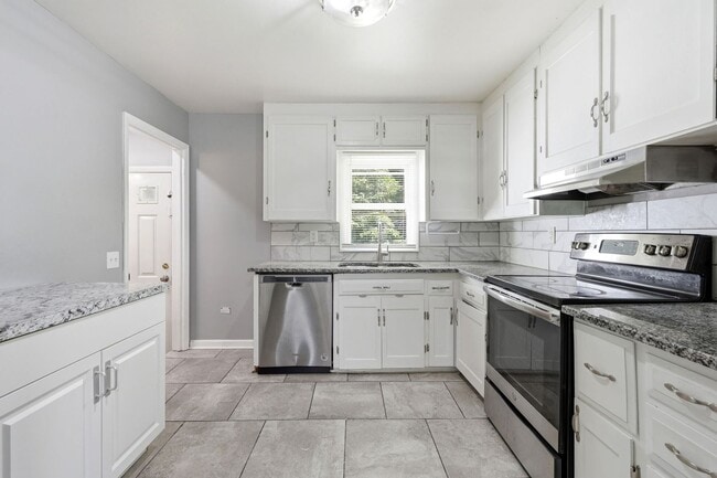 Building Photo - Charming 4-bedroom, 1.5-bath home available now