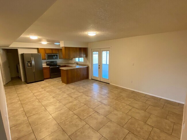 Building Photo - 3/2 sfh 2 car garage, huge yard 35th Ave &...