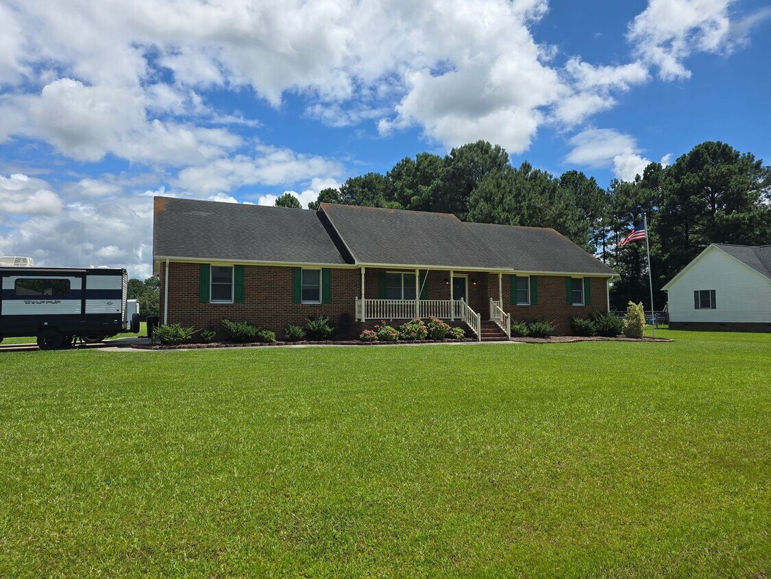 Foto principal - 3 Bed, 2 Bath Brick Ranch on Corner Lot on...