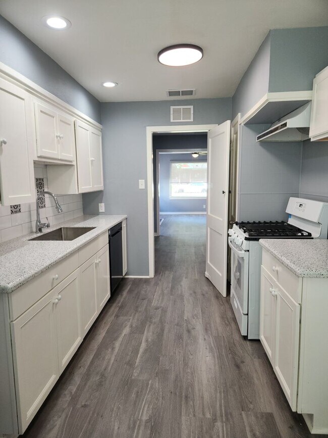 Foto del edificio - 2344 Broadway Dr