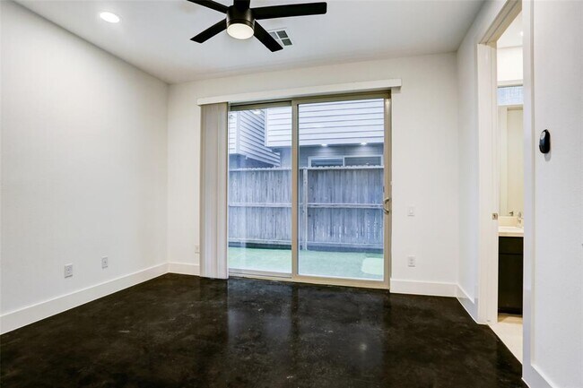 Foto del edificio - 2344 Commerce St