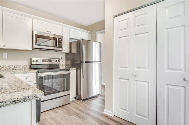 Foto del edificio - 1742 Lynn Ln