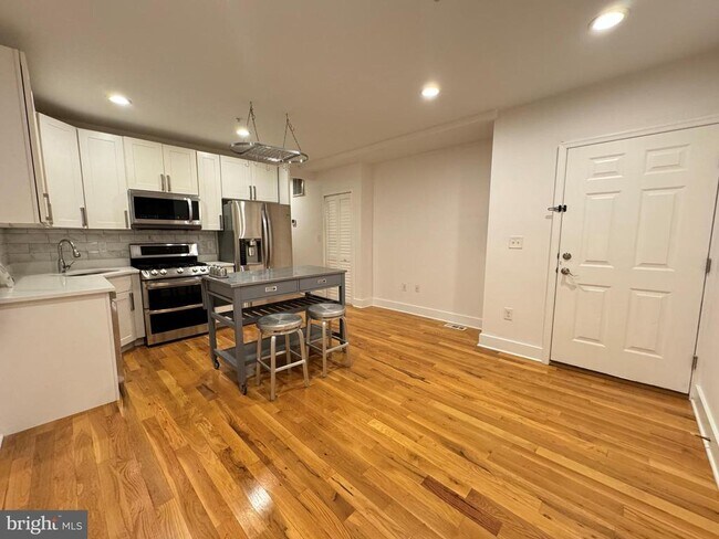 Building Photo - 1224 Holbrook St NE