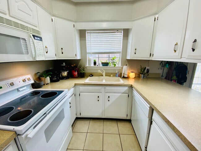 Building Photo - 510 St Charles Dr