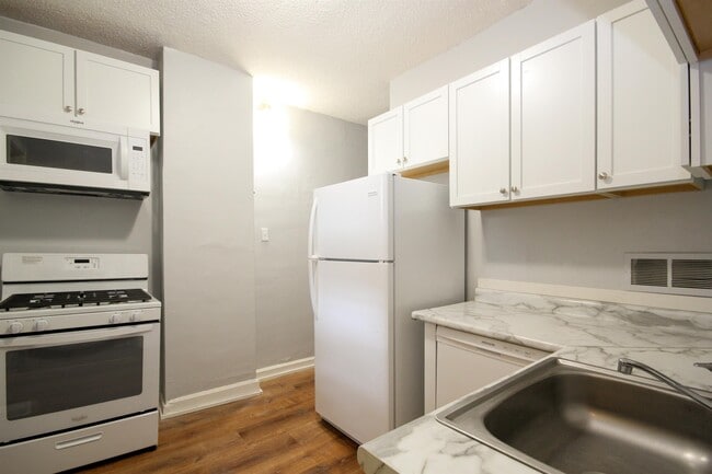 Building Photo - 580 Thomas Ave W
