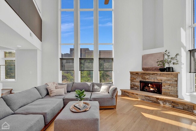 Building Photo - 603 N Paulina St