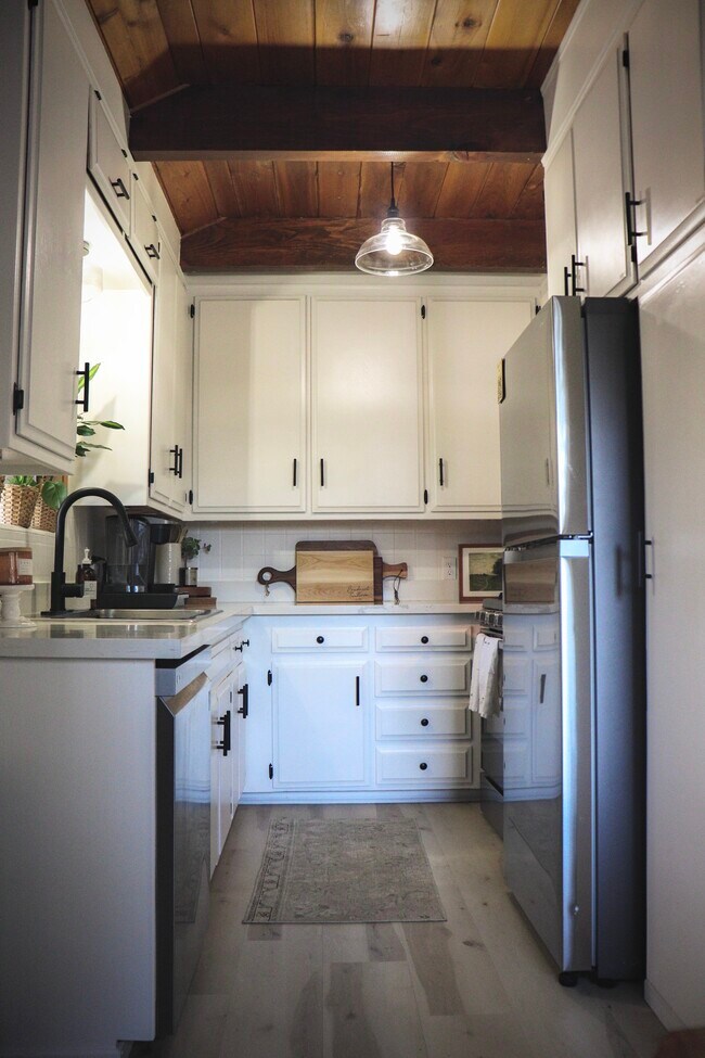 Building Photo - 28363 Larchmont Ln