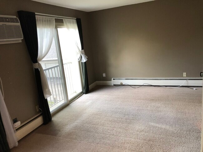 Living room and Juliet balcony - 906 9th Ave S