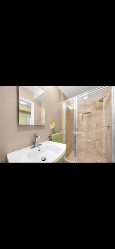 Foto del edificio - 10732 Lindesmith Ave