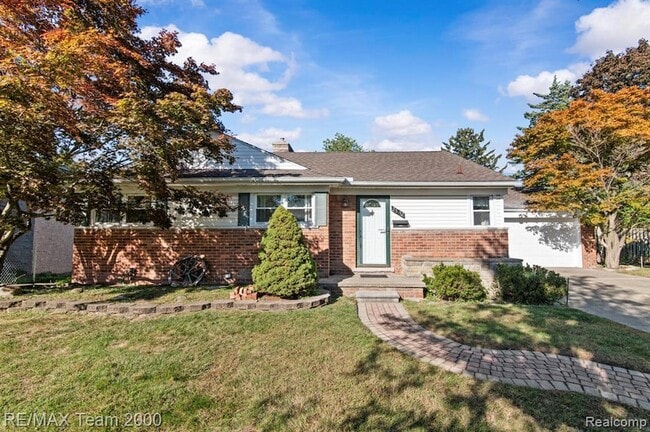 Building Photo - 25152 Fairway Dr