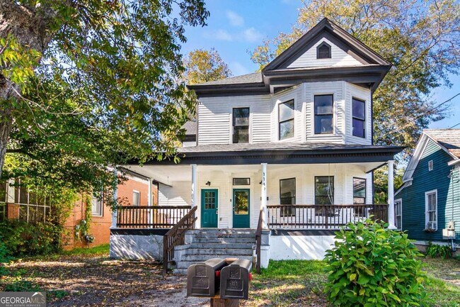 Building Photo - 1149 Carling Ave