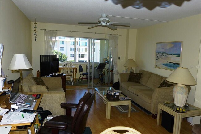 Building Photo - 620 Edgewater Dr