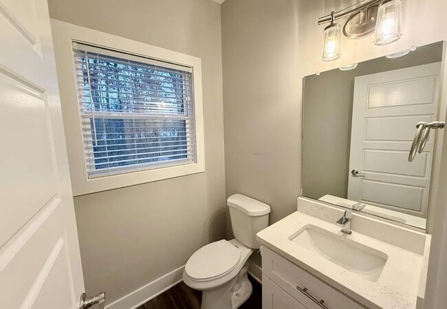 Medio baño en la planta baja - 34 Zentry Pl