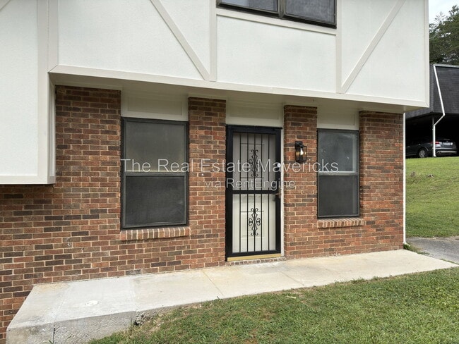 Building Photo - 2318 Green Forest Dr