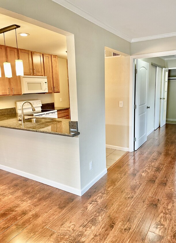 Primary Photo - Modern 1-Bedroom Condo with Granite Counte...