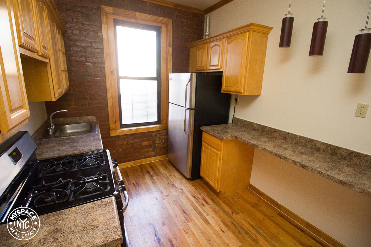 Primary Photo - 281 Crown St