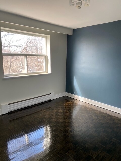 Photo du bâtiment - Beautiful 1 Bedroom, Balcony with Lake View and Full Marble Bathroom