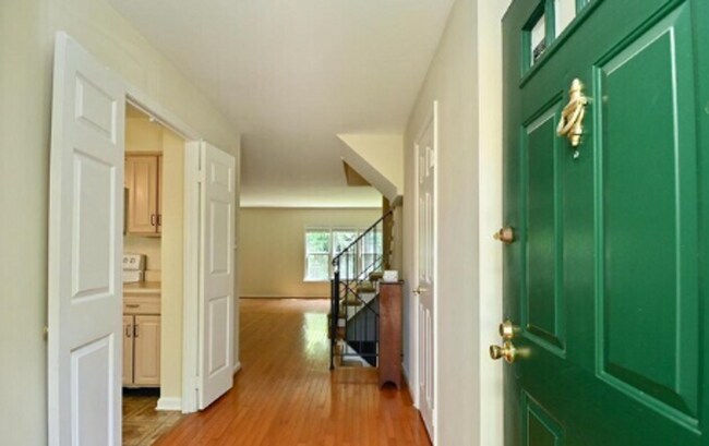 Foto del edificio - Charming 3-Level Townhome Backing to Woods in Prime Alexandria Location