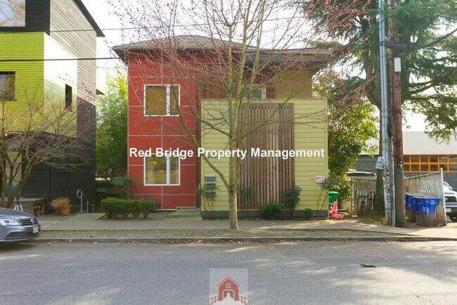 Building Photo - Modern 2-beroom Townhome in Portland's Buc...
