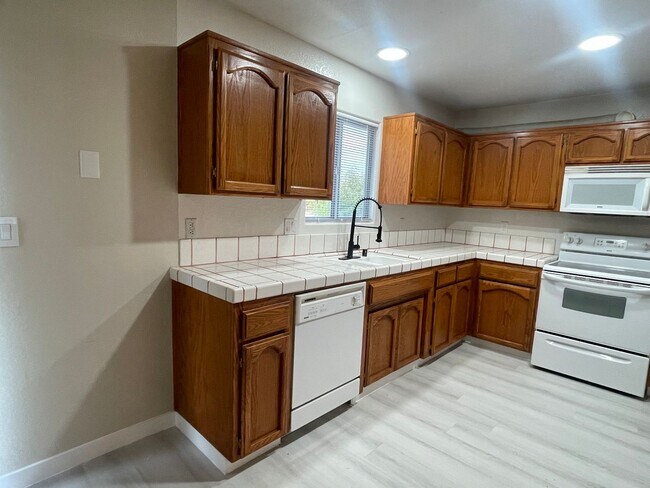 Foto del edificio - 3+2 READY NOW! $1,495.00