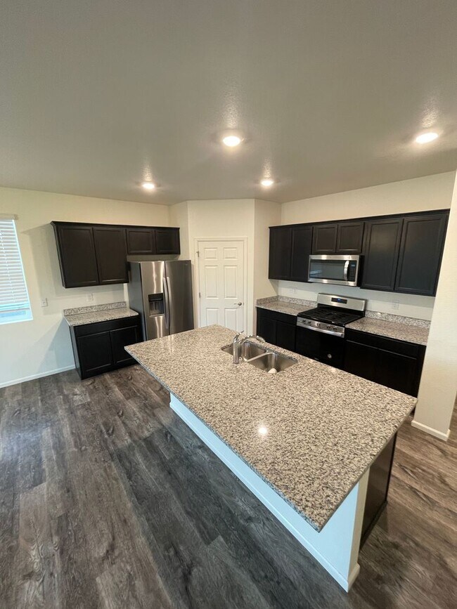 Building Photo - 3 Bed 2 Bath House in Windsor!