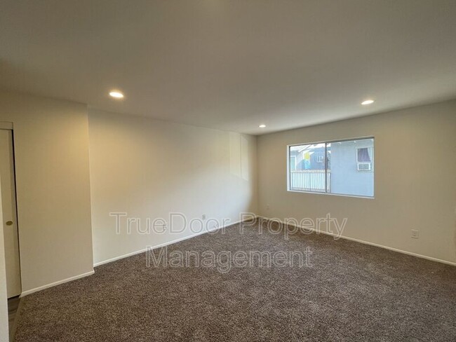 Building Photo - 161 Greentree Ln