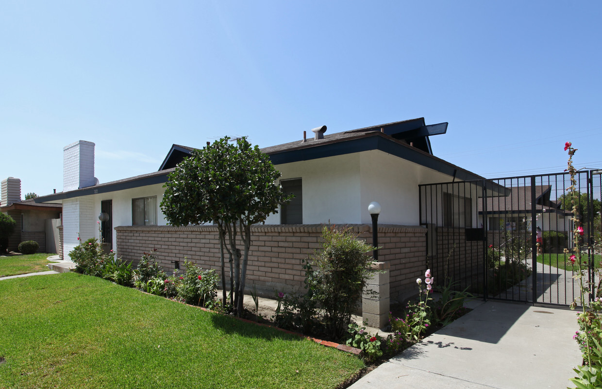 Building Photo - 2127 E Almont Ave