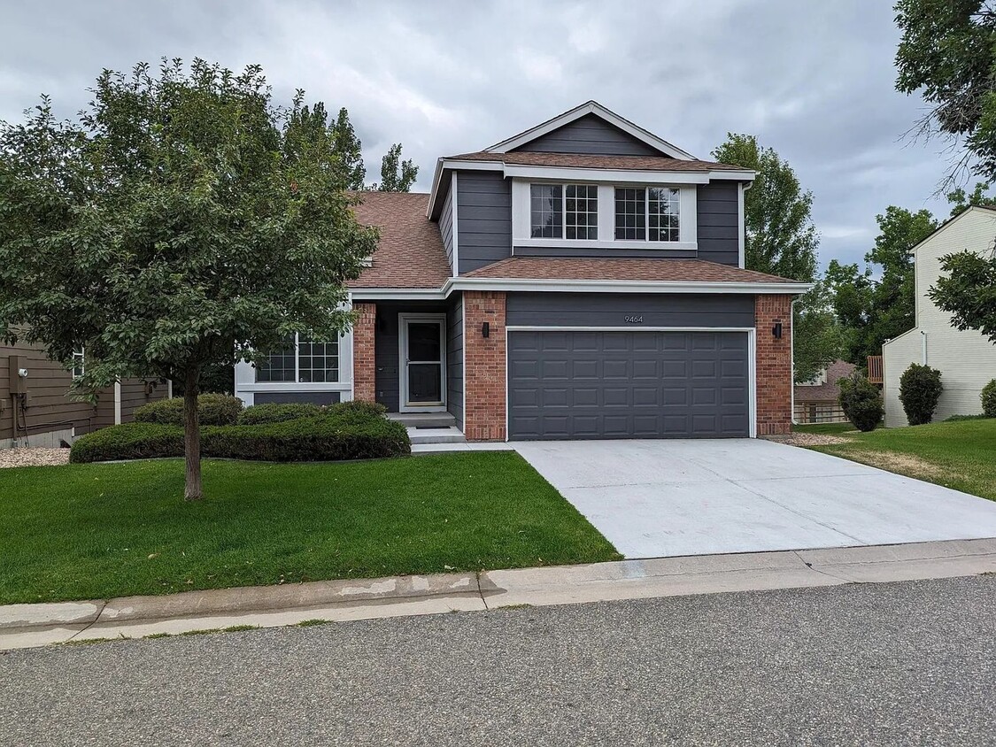 Foto principal - 4 bedroom home with walk-out basement, lar...