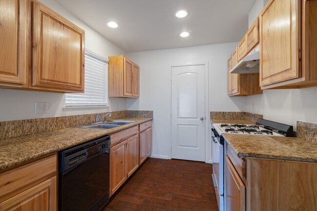 Building Photo - Beautiful Apple Valley Home
