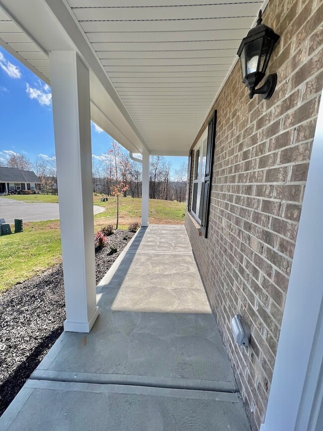 Building Photo - Stunning New Construction in Hebron!