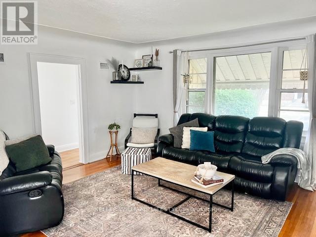 Photo du bâtiment - 44 Highway Ave