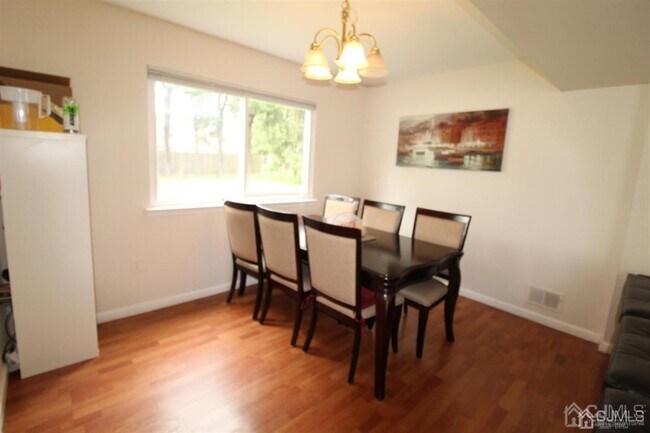 Foto del edificio - 47 Linden Ln S