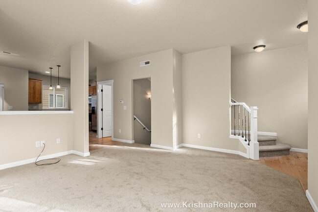 Building Photo - Charming 3 BD* 2.5 BA* Townhome! In Excell...