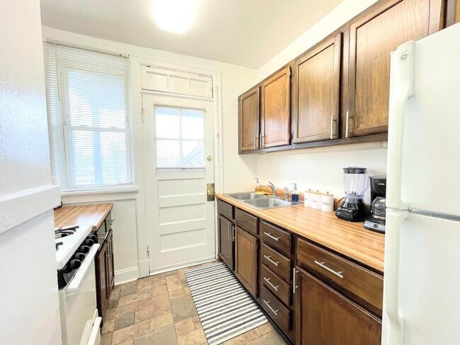 Building Photo - 6649 Berthold Ave