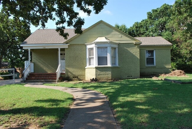 Building Photo - 701 W Sycamore St