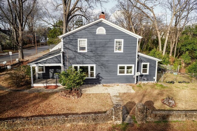 Foto del edificio - Gorgeous Move-In Ready Home