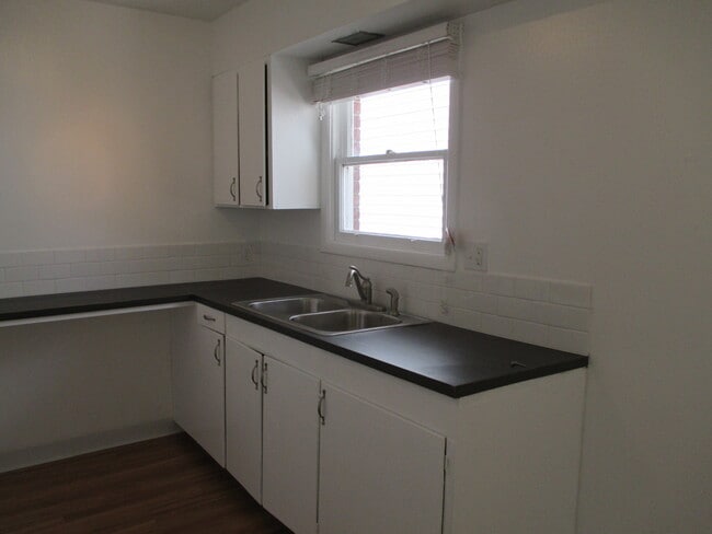 Building Photo - Mid Century Modern 1 Bedroom, 2 Blocks to Pacific U