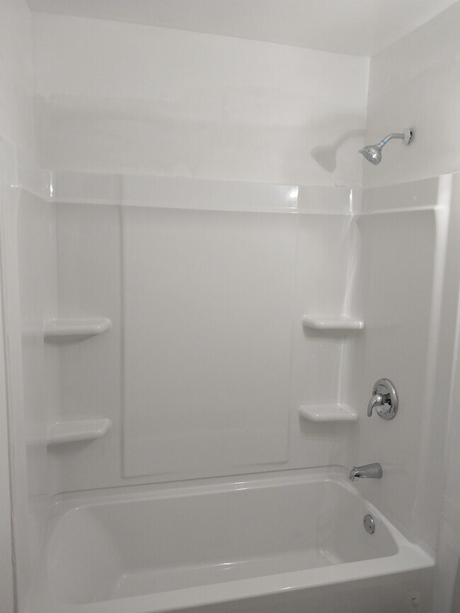 Foto del edificio - 18420 Parkmount Ave