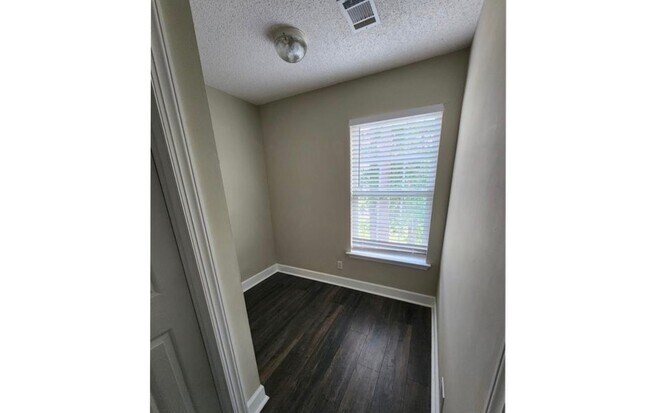 Building Photo - 3 Bed 2.5 Bath Single-Family Townhouse
