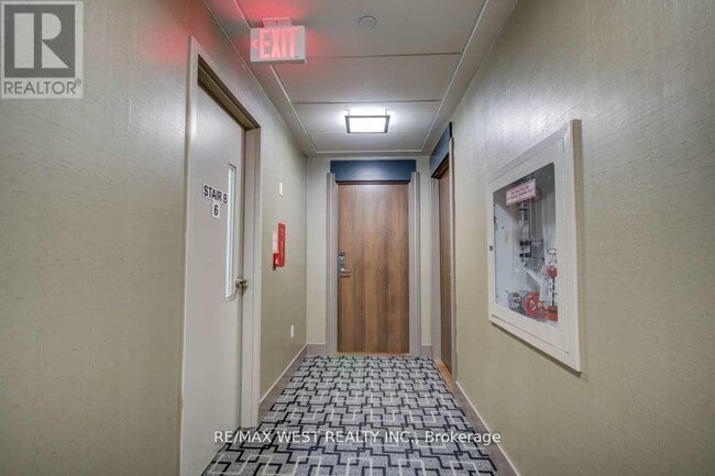 Building Photo - 3975-3975 Grand Park Dr