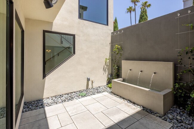 Foto del edificio - Gorgeous Fully Remodeled 5 Bedroom Home wi...