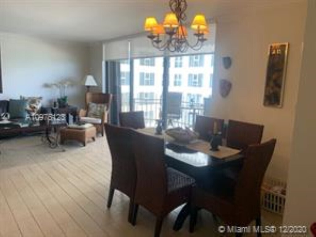 Foto principal - 6061 Collins Ave