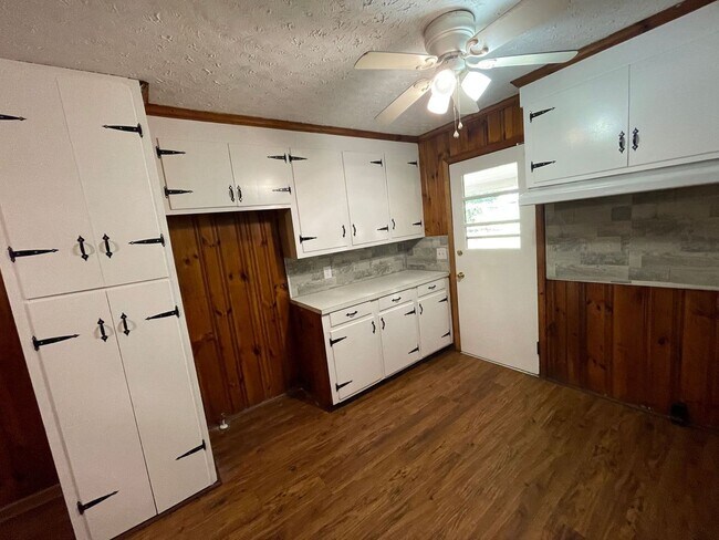 Building Photo - 3 bedroom 1.5 bath house available!   Larg...
