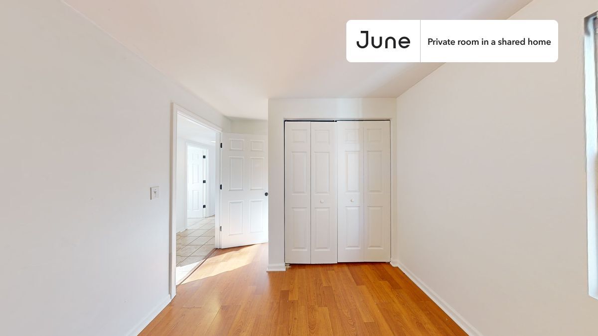 Primary Photo - Private bedroom in 3 bed/1 bath Home