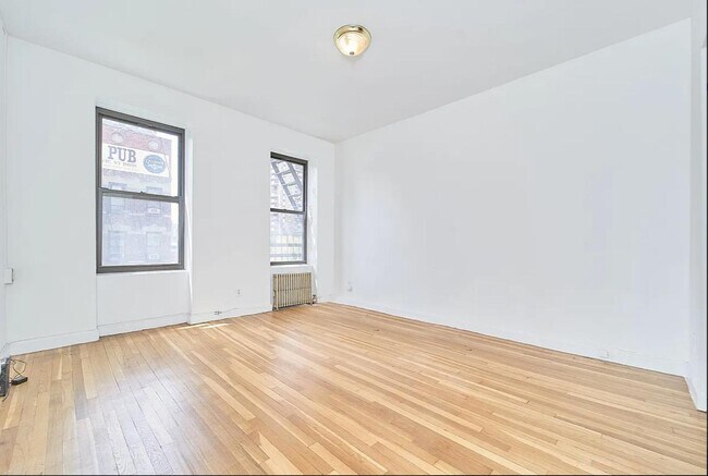Foto del edificio - Large Sun Drenched One-Bedroom in the Heart of Hell's Kitchen