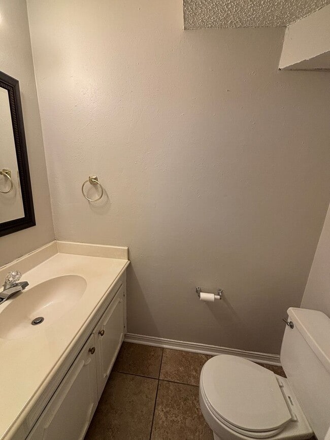 Building Photo - MOVE IN READY! SPACIOUS TOWNHOME IN BOSSIE...